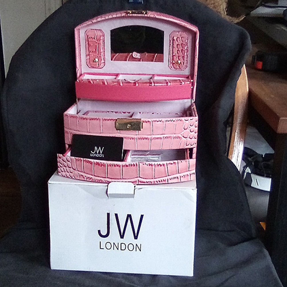 ,JW London,Pink Leather,Faux Crocodile,Locking,8"x6"x5".NIB
